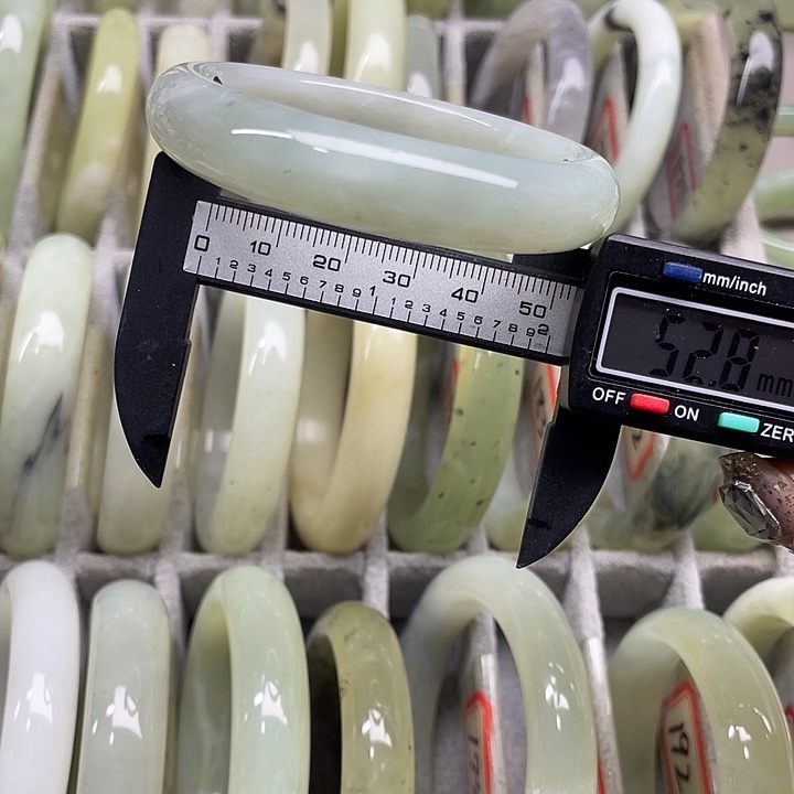 蛇纹石玉未镶嵌手镯193