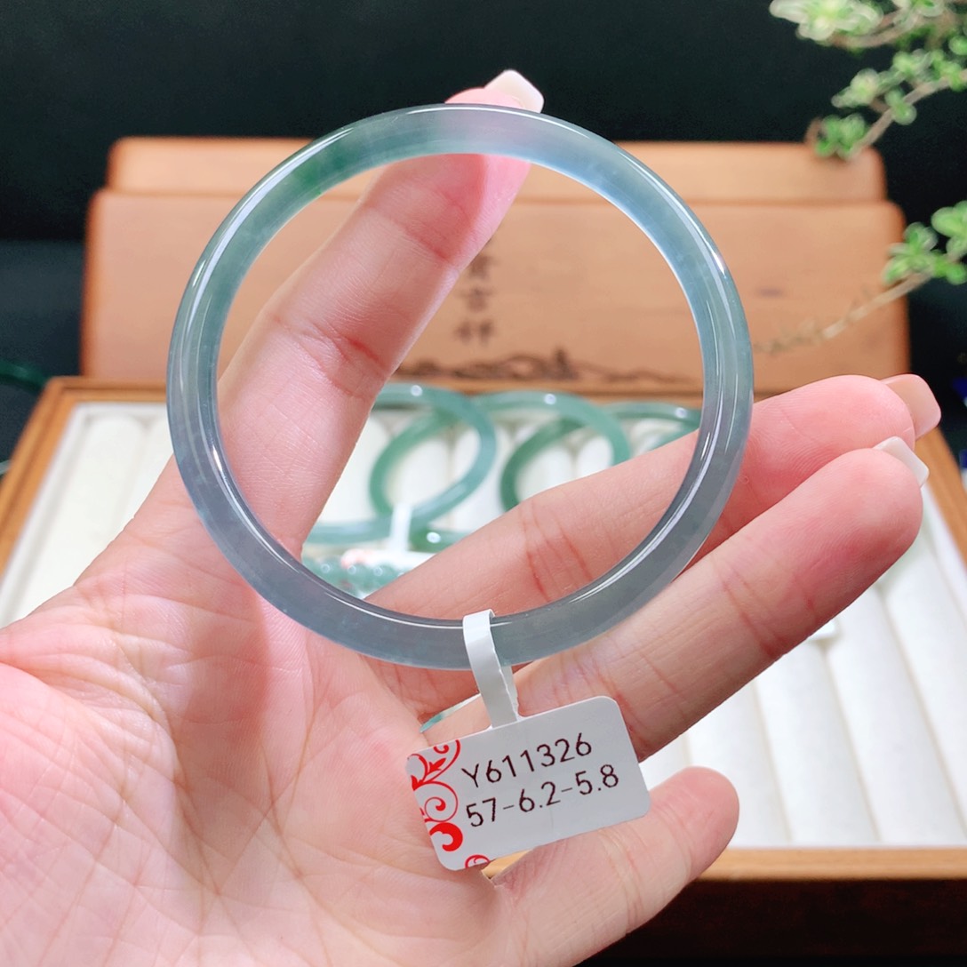 翡翠手镯未镶嵌菩天然