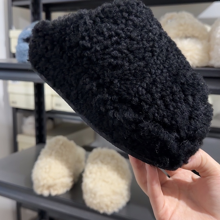 35. 黑色包脚羊毛