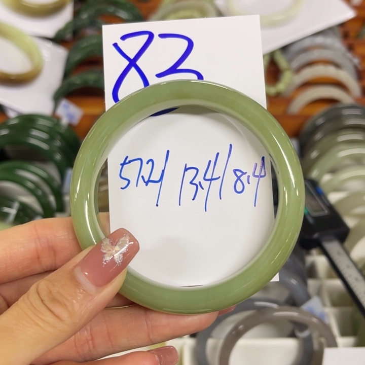 L***一和田玉未镶嵌手镯