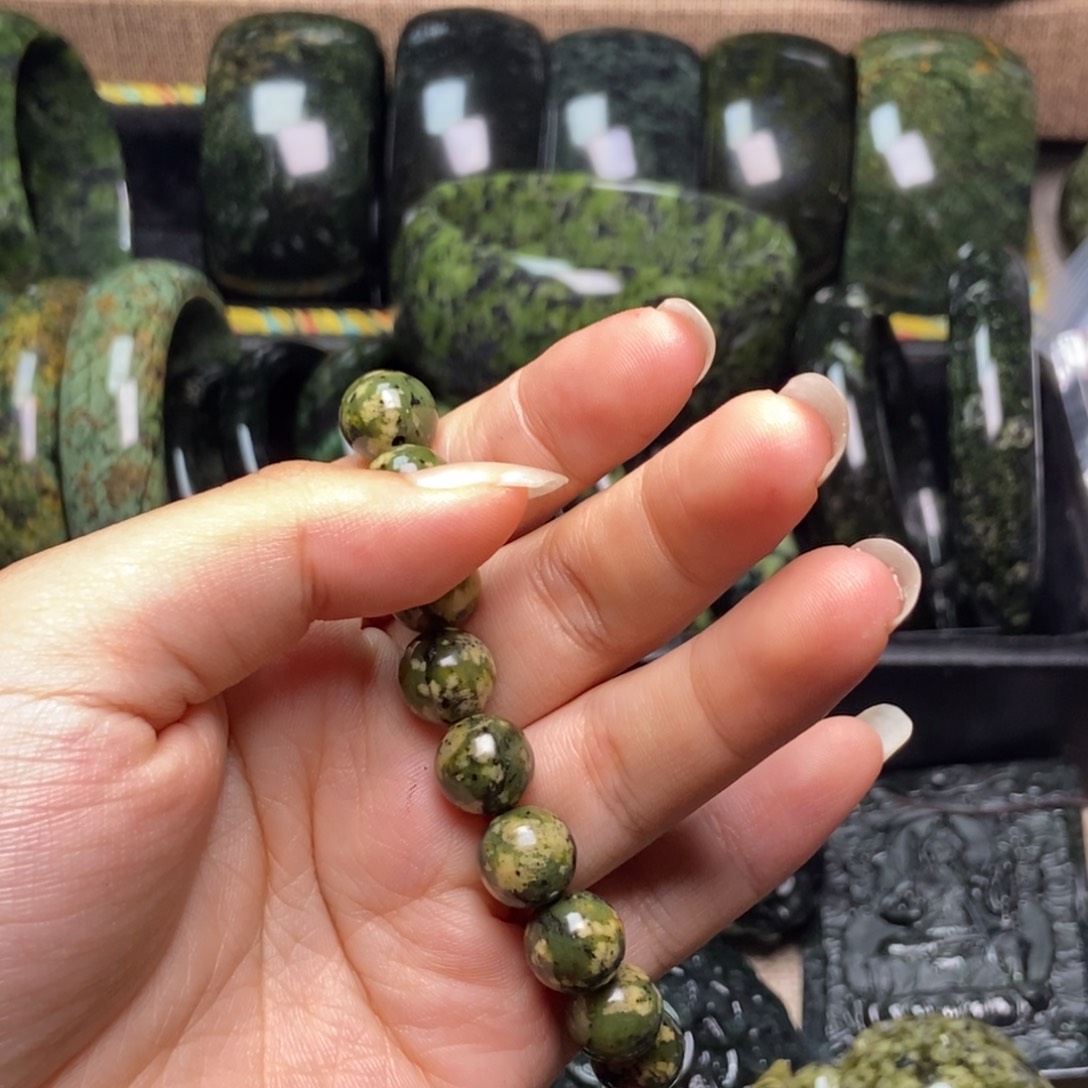 阿***年蛇纹石玉未镶嵌颈饰