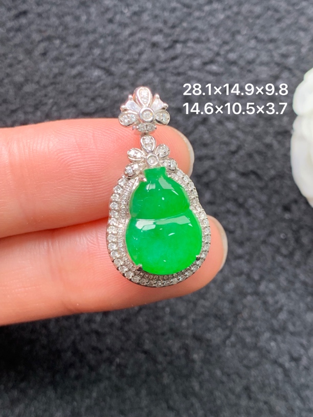 18K金镶嵌天然缅甸翡翠阳绿葫芦吊坠