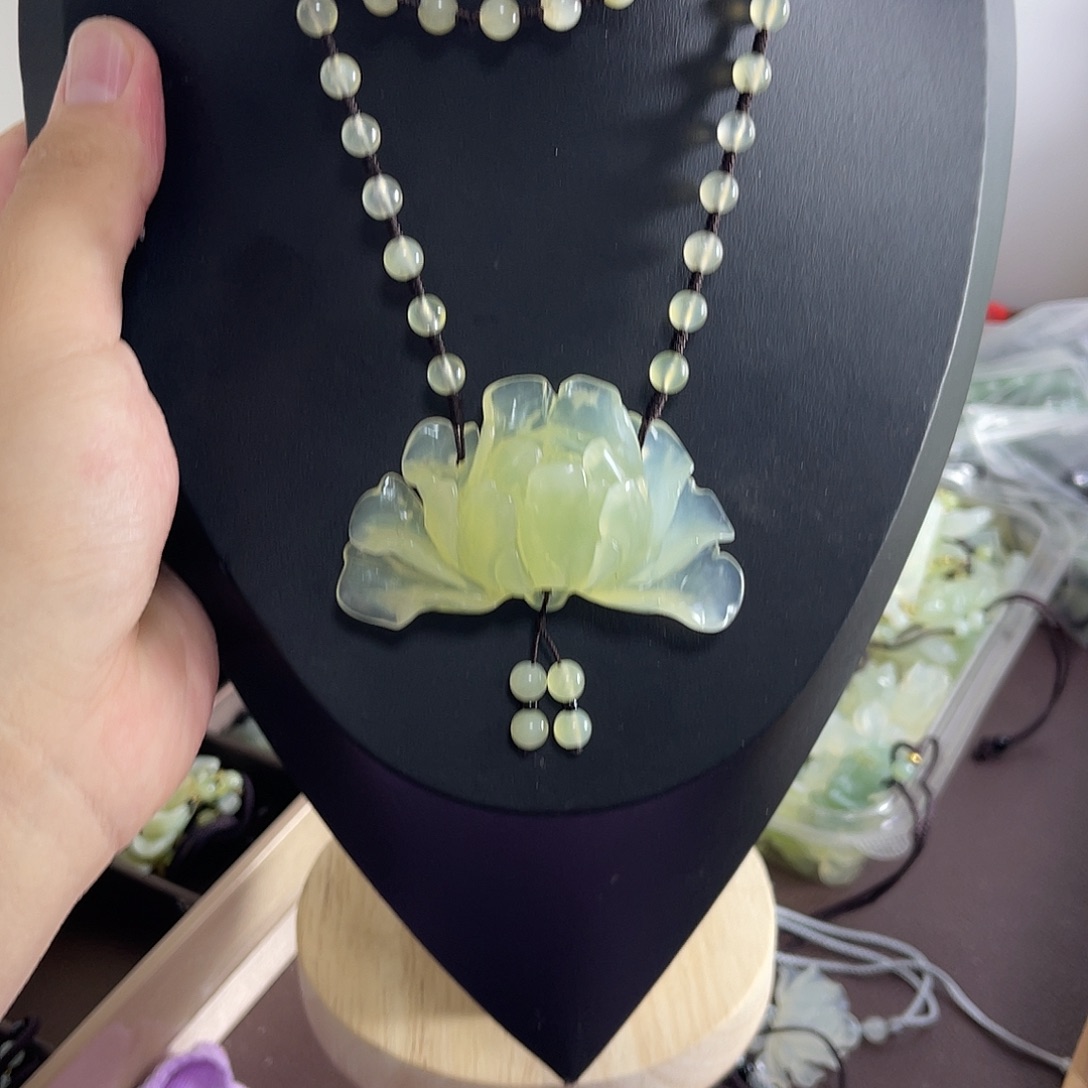蛇纹石玉未镶嵌颈饰