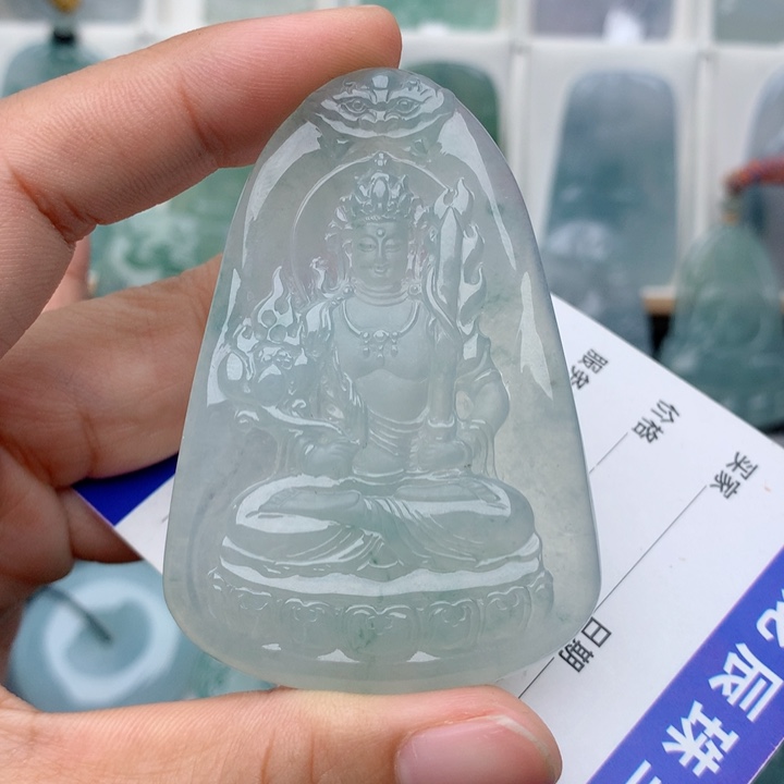 翡翠未镶嵌颈饰虚空藏