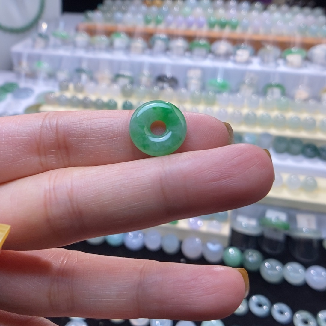 翡翠未镶嵌颈饰飘绿不退换