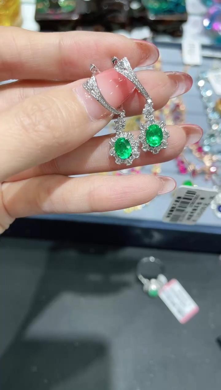 18K金镶嵌天然祖母绿耳饰耳扣