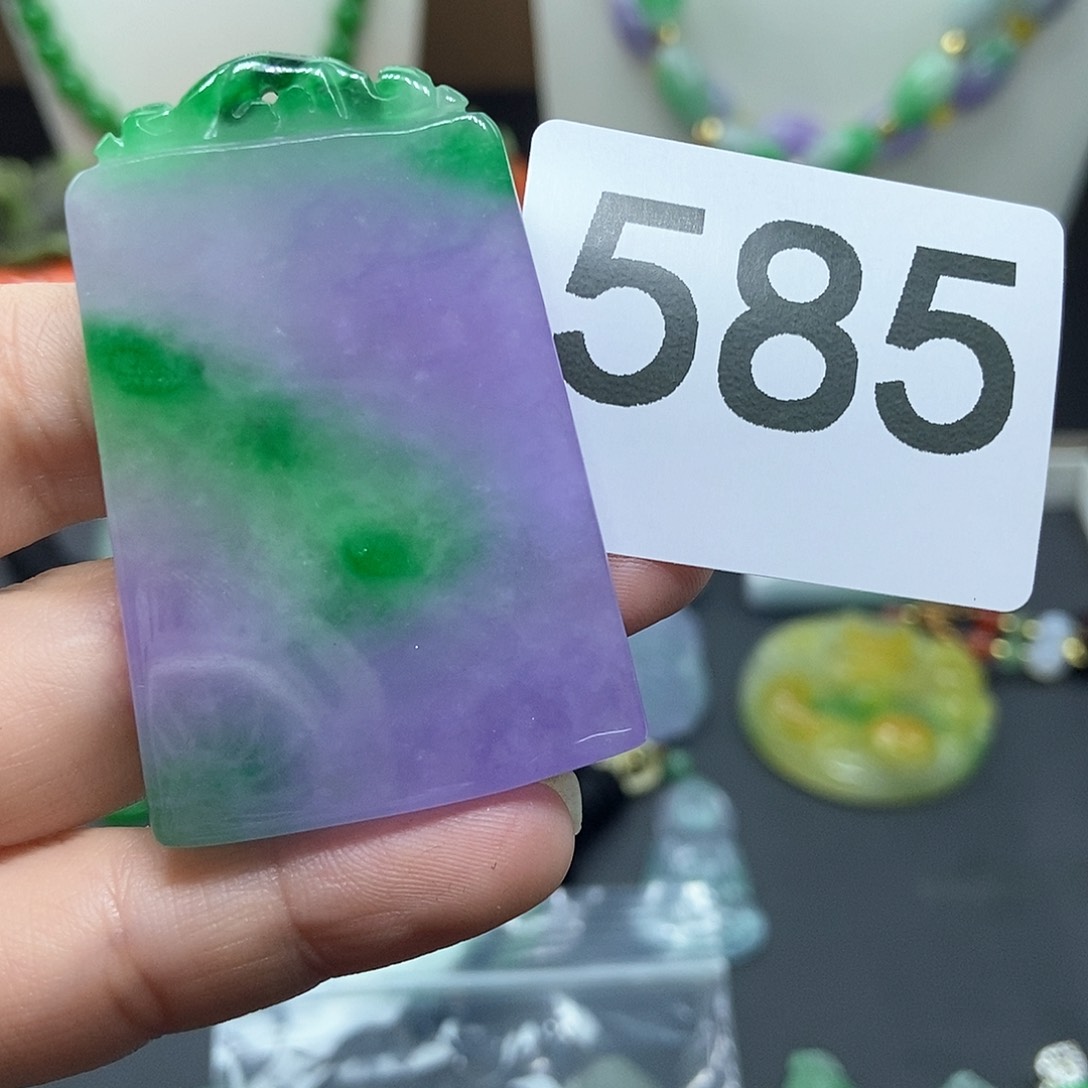 翡翠吊坠(赠链)未镶嵌