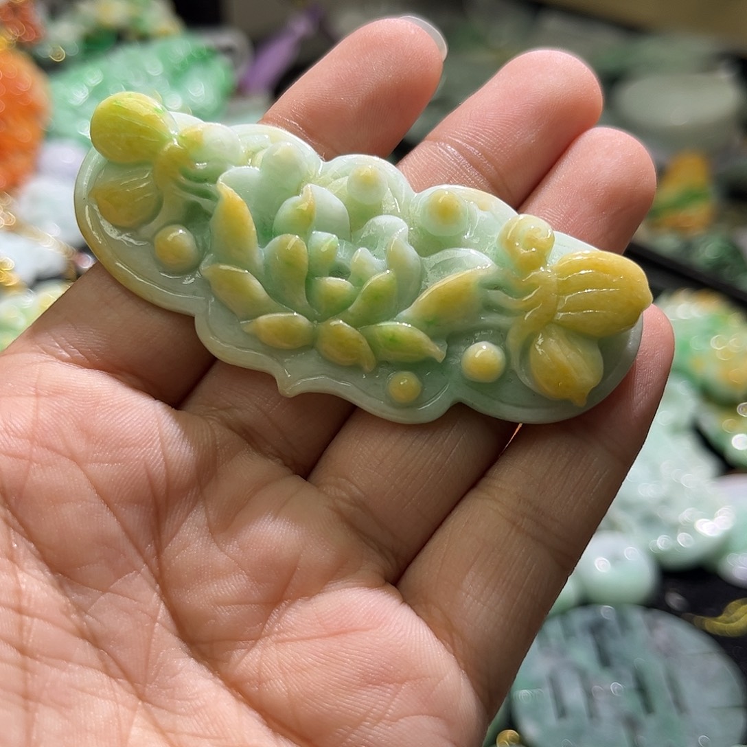 翡翠未镶嵌颈饰待编织