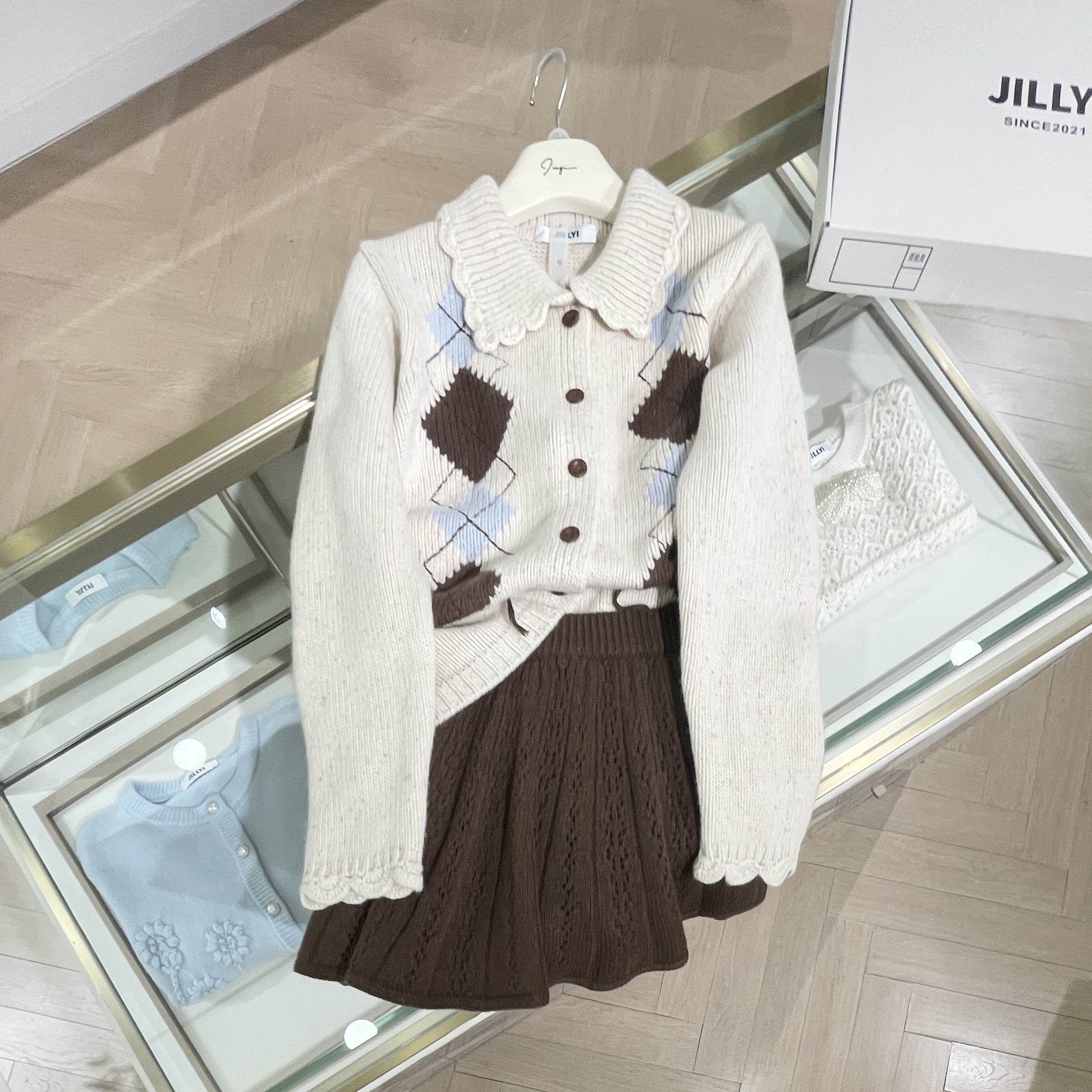 jillyi【苏格兰公主+纯色树影】米白色几何格纹针织衫+棕色半裙套装