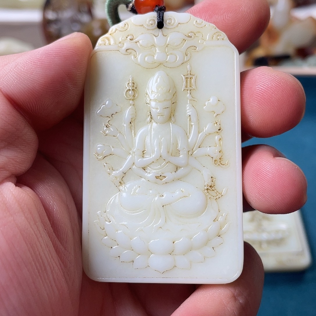 古***心和田玉未镶嵌颈饰