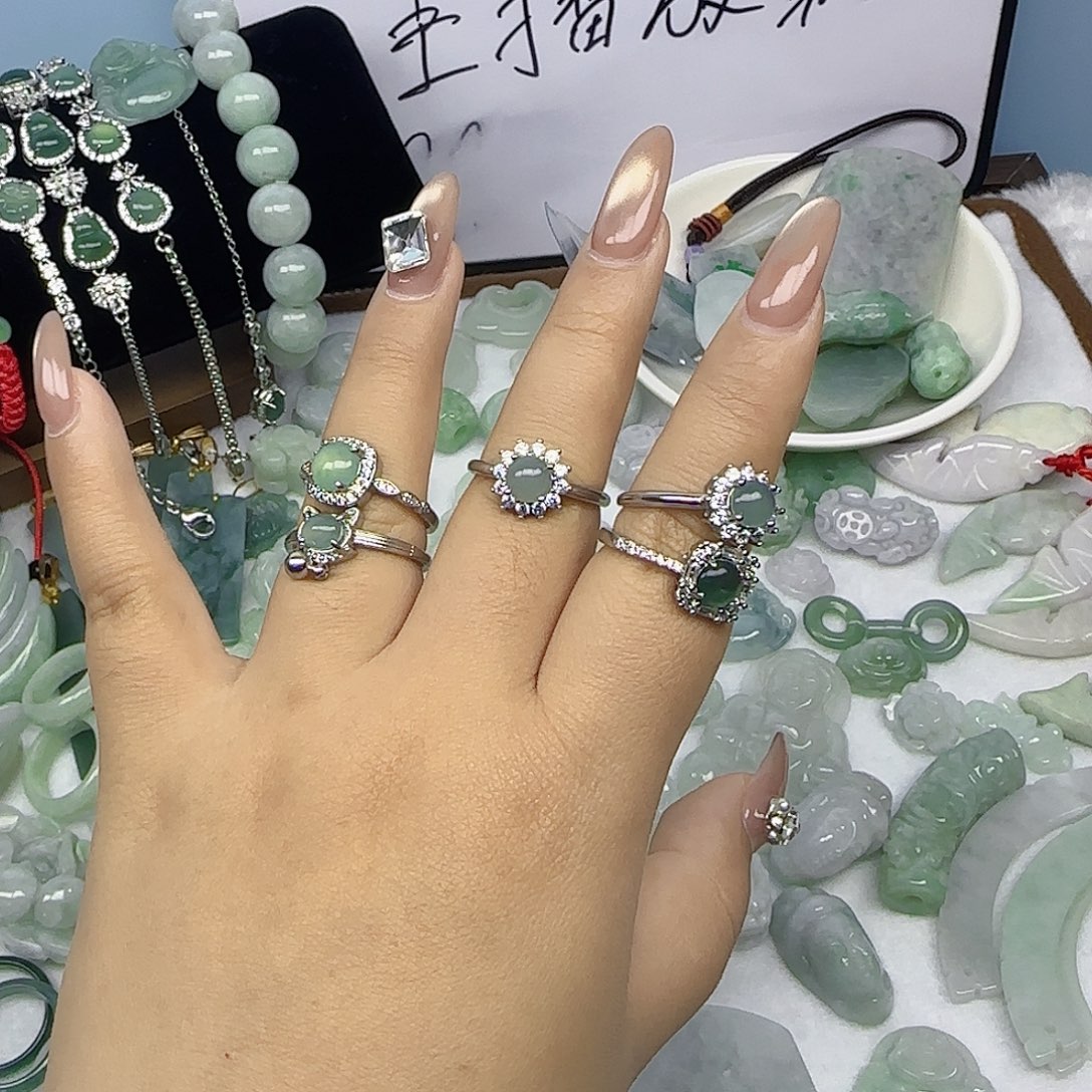 翡翠未镶嵌颈饰戒指
