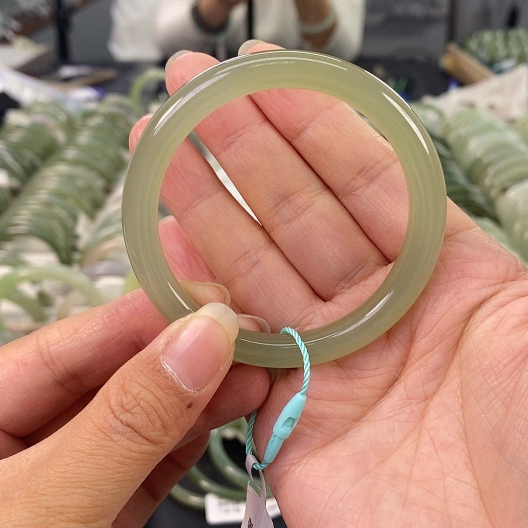 和田玉和田玉手镯51未镶嵌卡****?