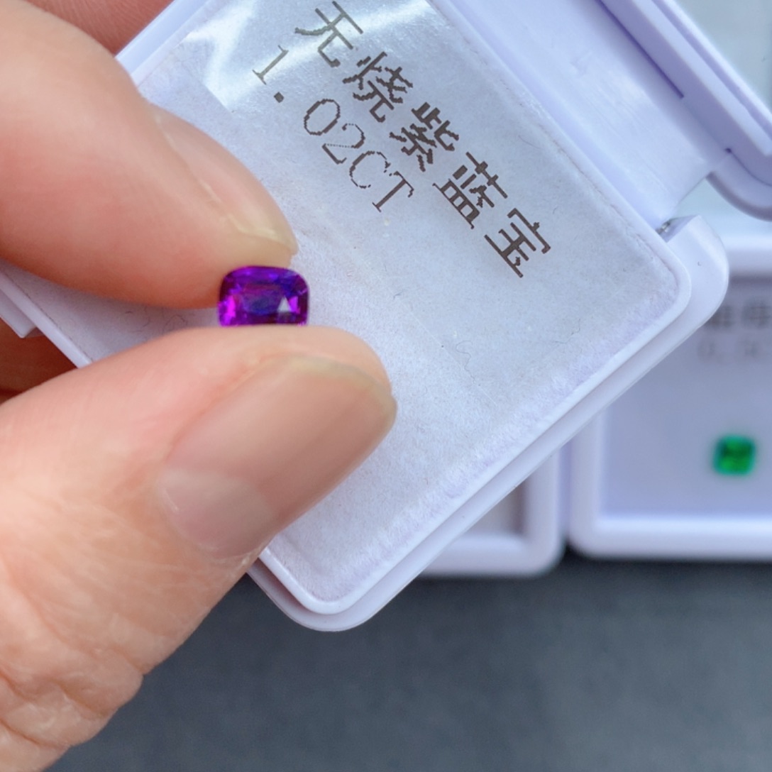 1.02克拉裸石彩色蓝宝石未镶嵌