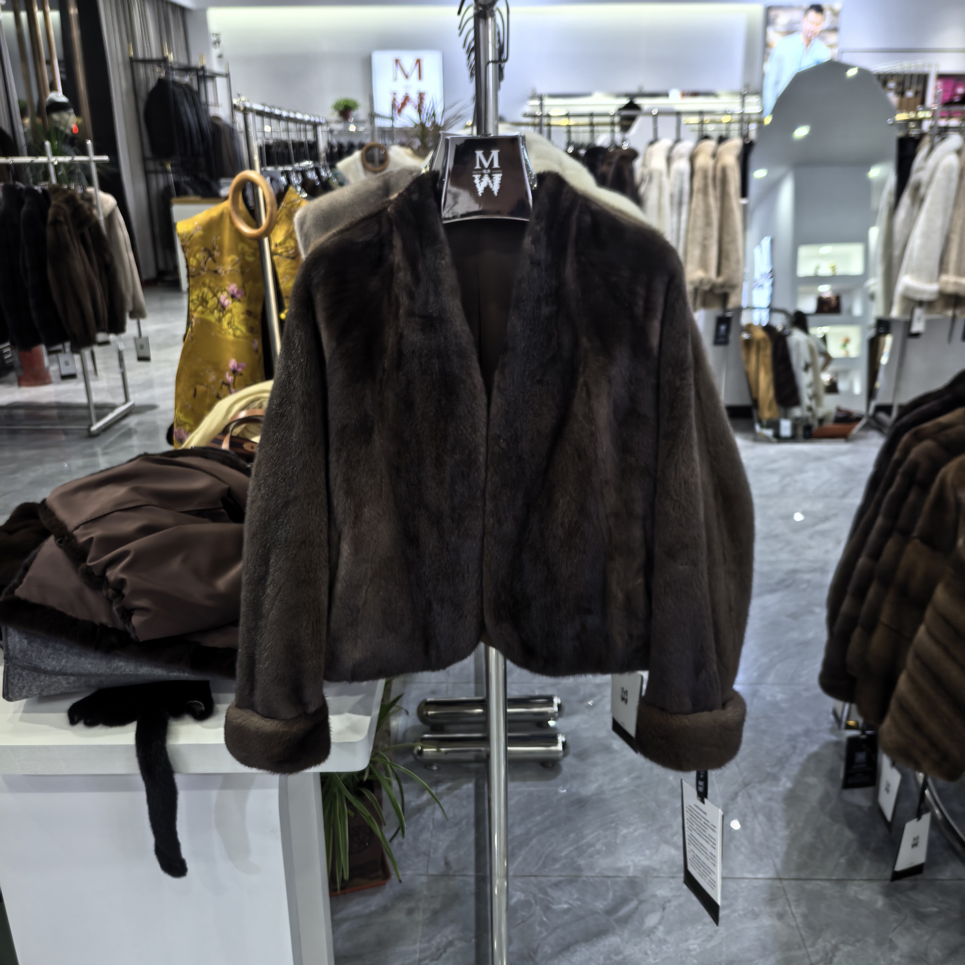 天鹅绒整貂V领短款55CM时尚年轻款草外套女冬