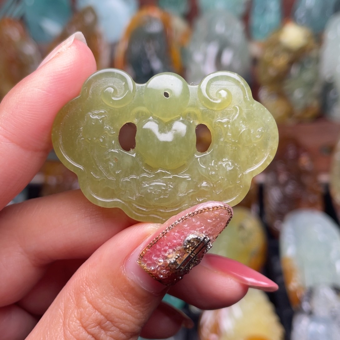 蛇纹石玉颈饰未镶嵌