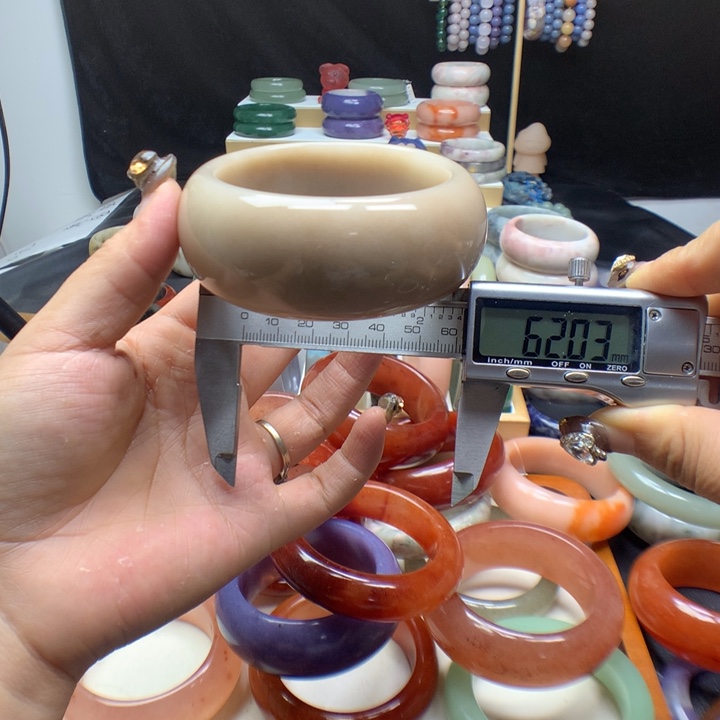 未镶嵌手镯石英质玉