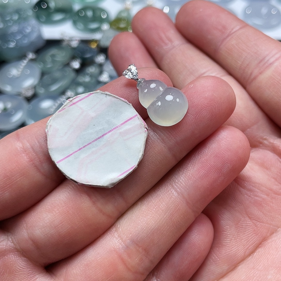 Y***l翡翠18K金镶嵌颈饰