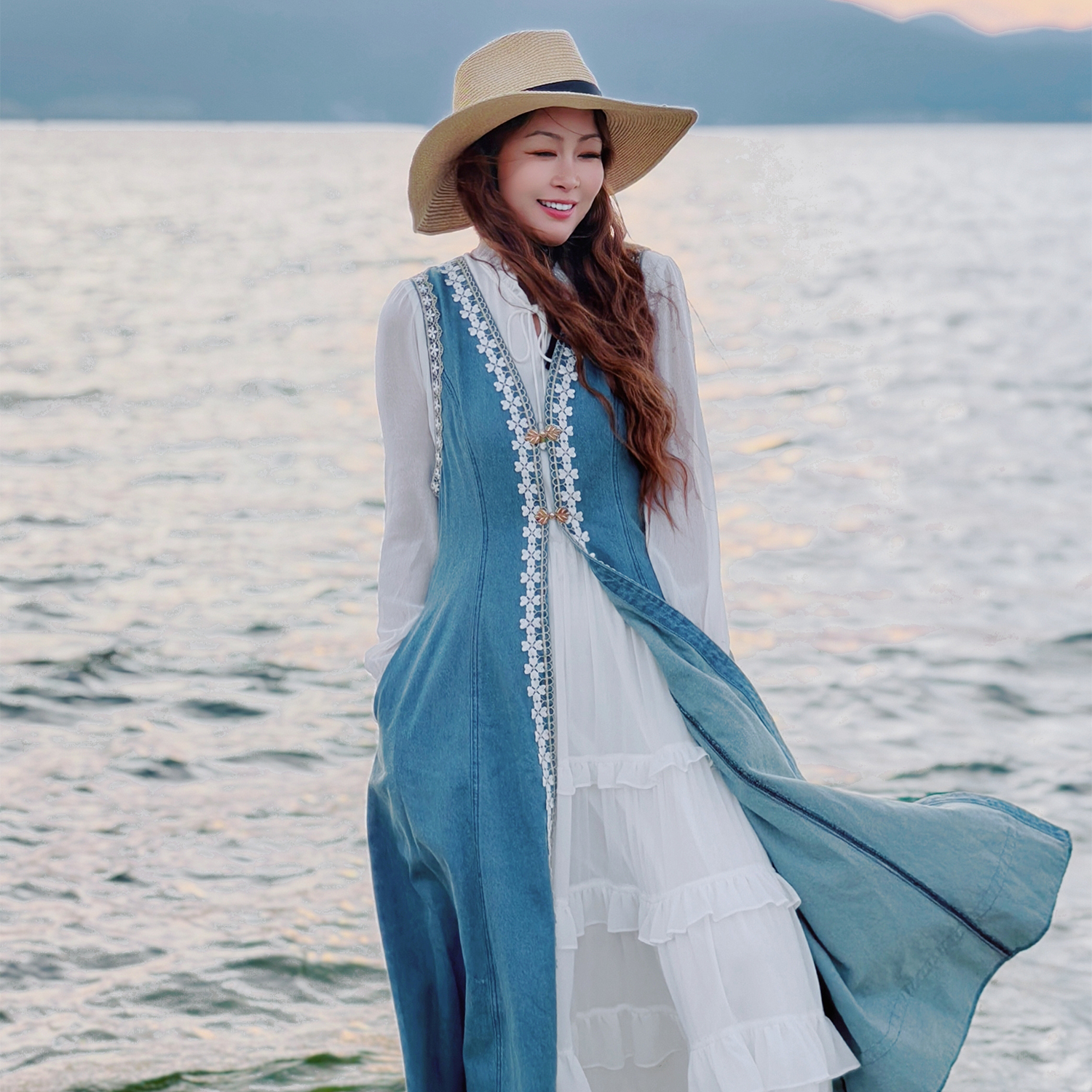 【董艺旅行穿搭】金叶子长牛仔马甲民族风重工刺绣旅行拍照必备穿搭