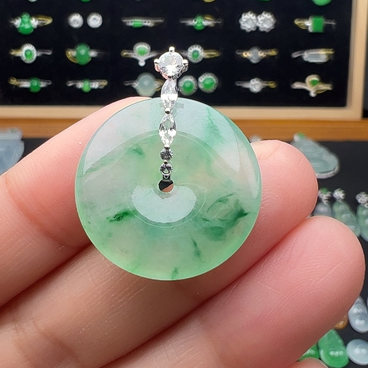 翡翠18K金镶嵌颈饰扣