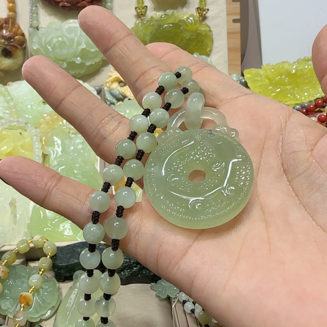 未镶嵌蛇纹石玉吊坠