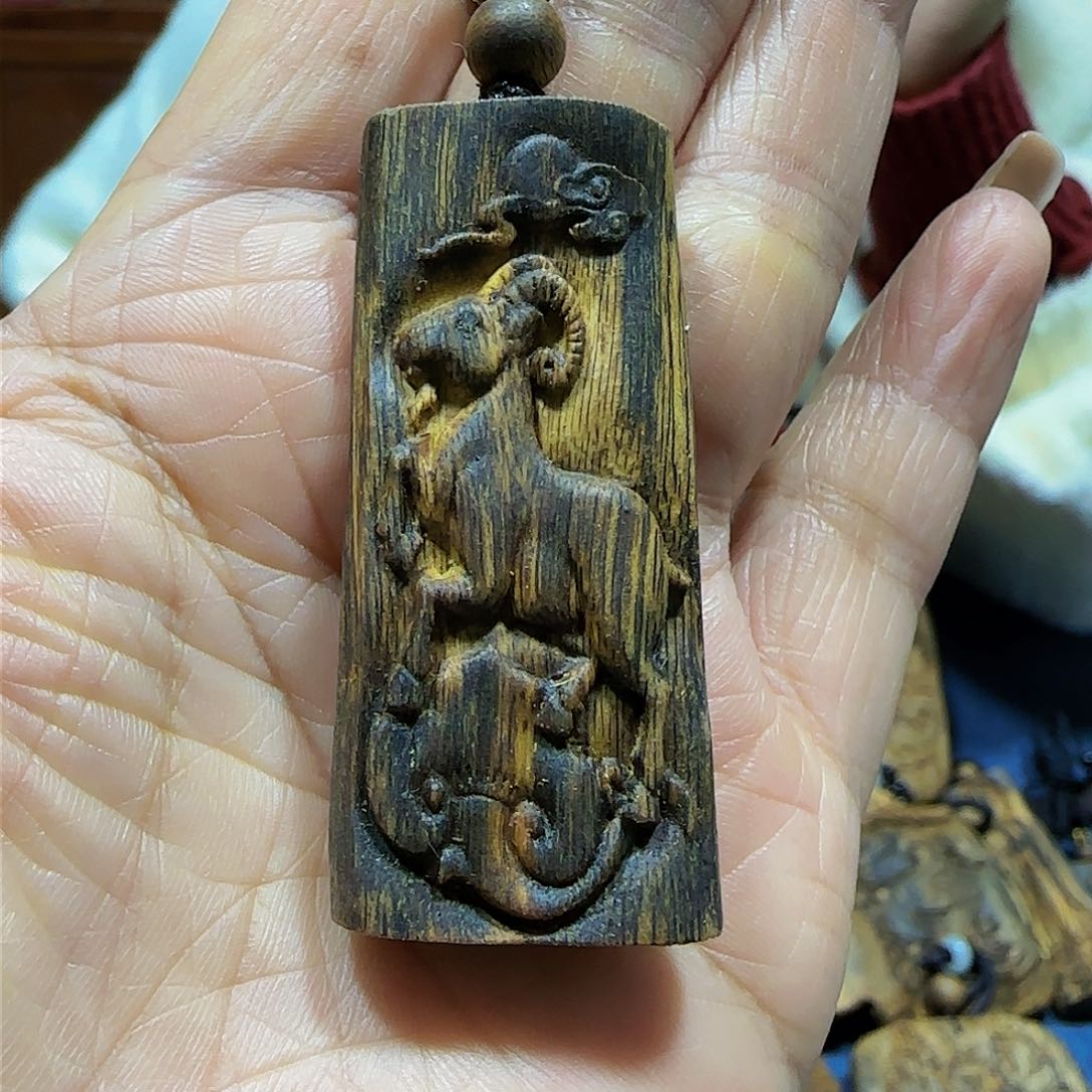 沉香吊坠海南白奇乌身老料雕刻羊牌带绳8.2克