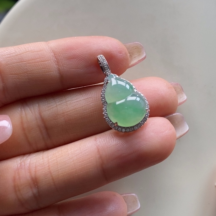 翡翠吊坠(不含链)18K金镶嵌翡翠冰绿葫芦吊坠