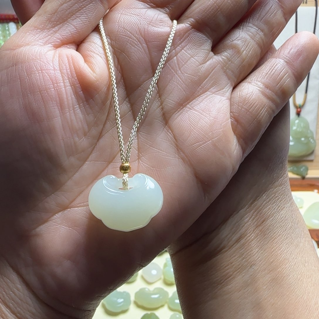 和田玉颈饰未镶嵌哦**～