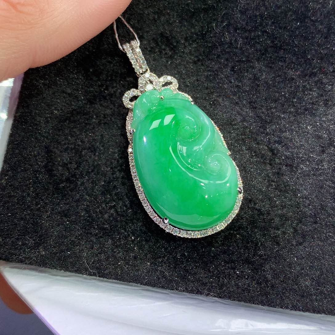 翡翠吊坠(赠链)18K金镶嵌