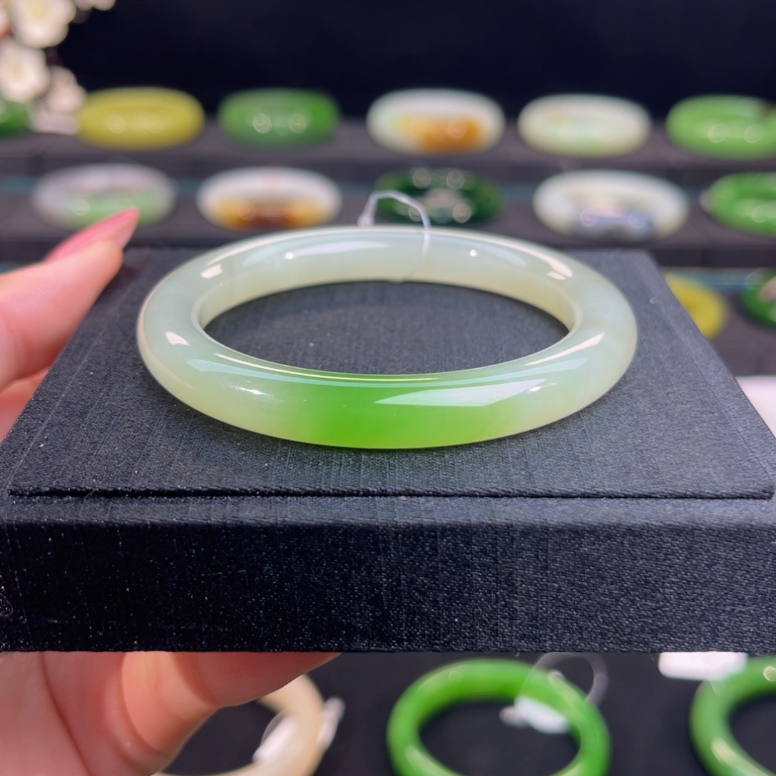 未镶嵌手镯和田玉一口艳翠