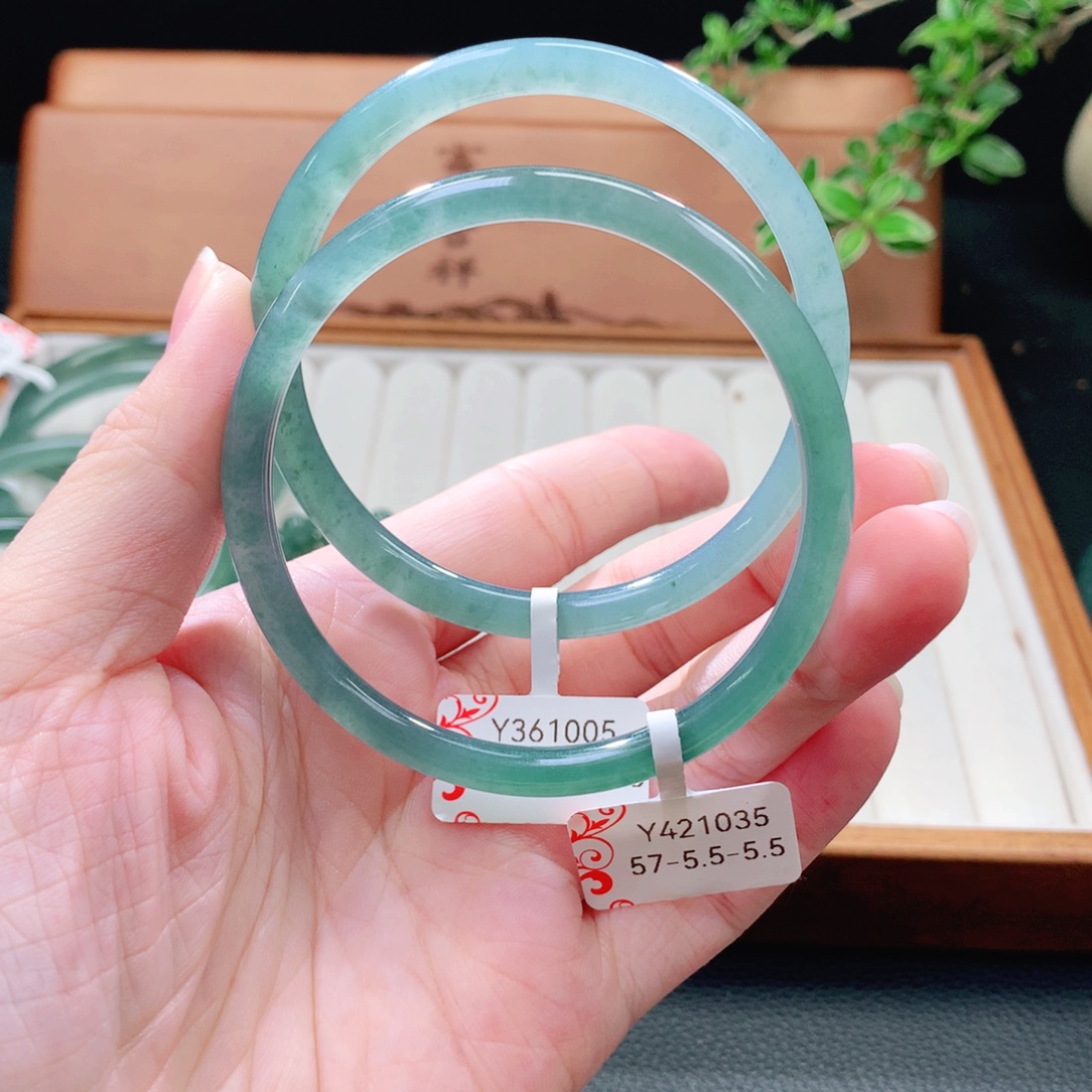 未镶嵌手镯（圆镯）翡翠
