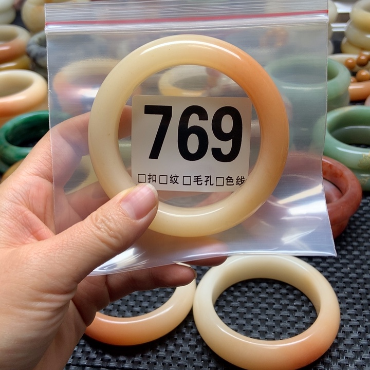 石英质玉手镯未镶嵌向****?