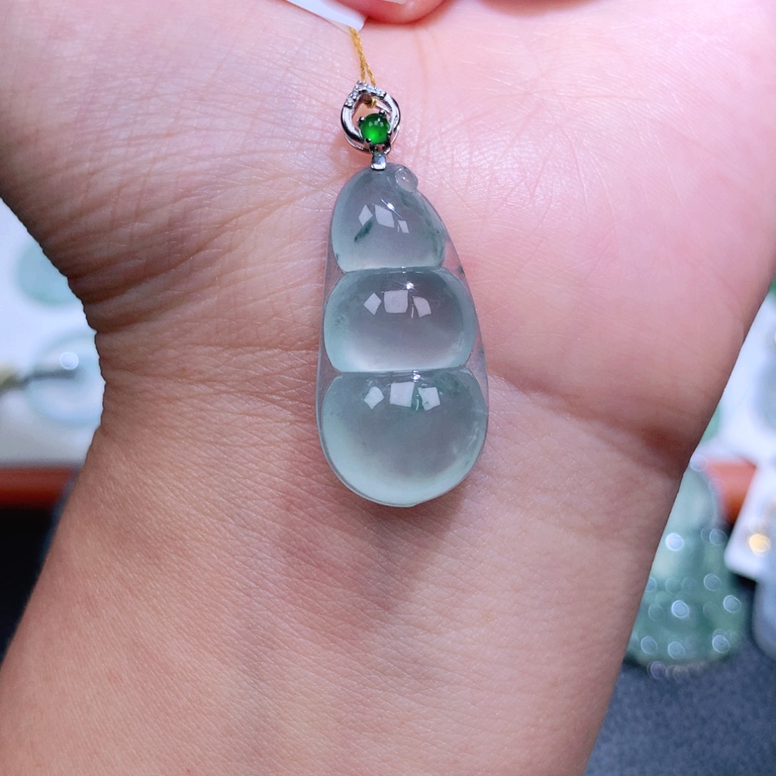 翡翠18K金镶嵌颈饰福豆