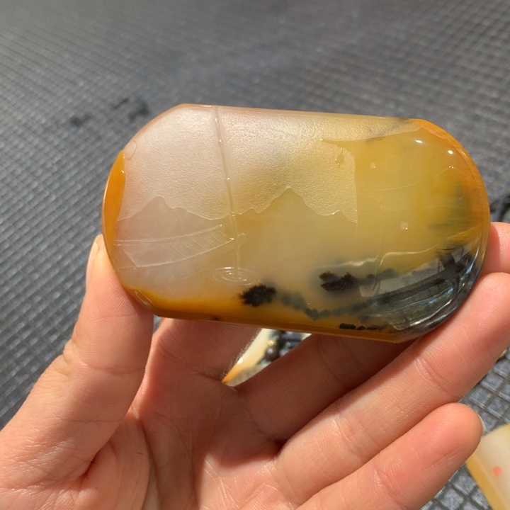 石英质玉（黄龙玉）未镶嵌颈饰