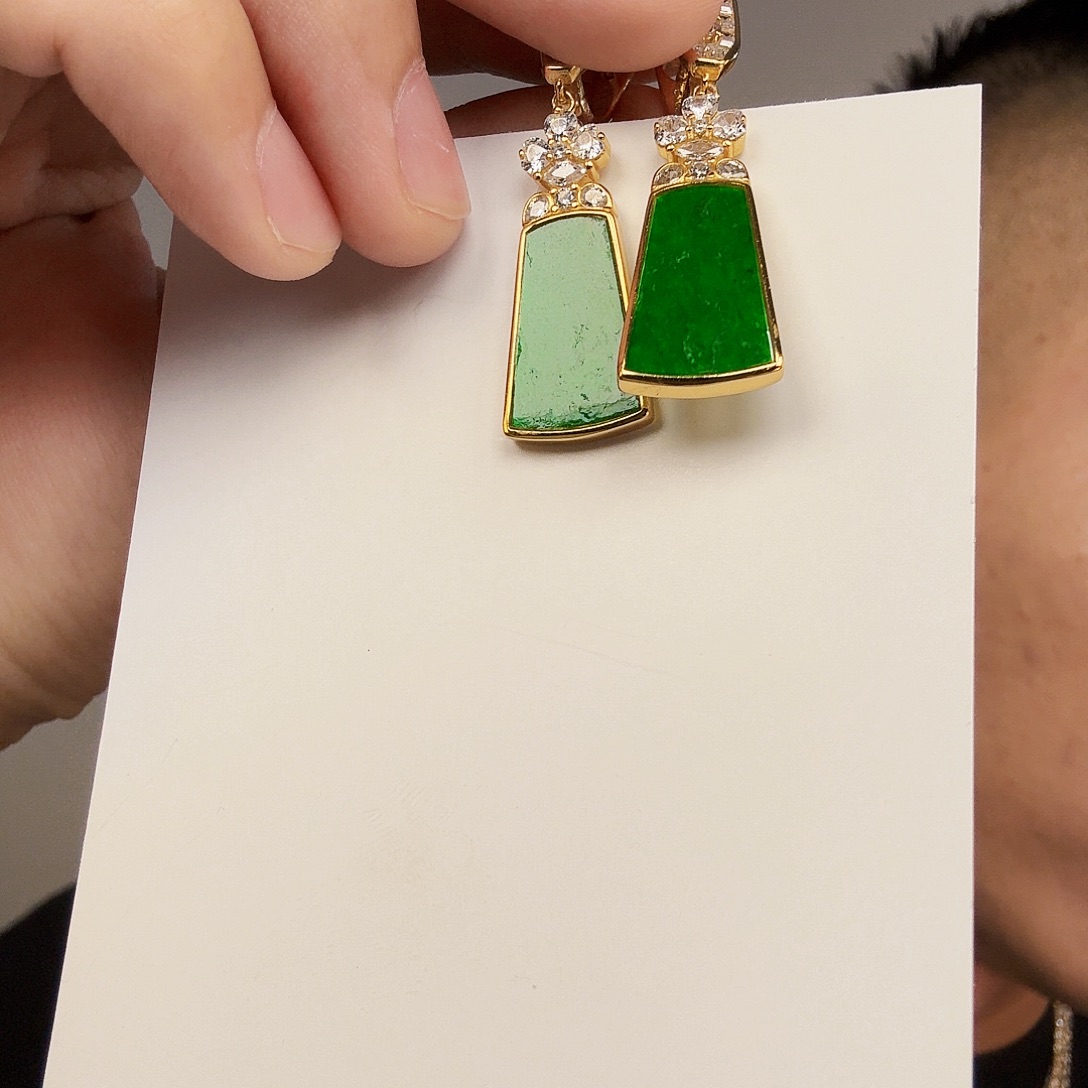 翡翠未镶嵌颈饰一对