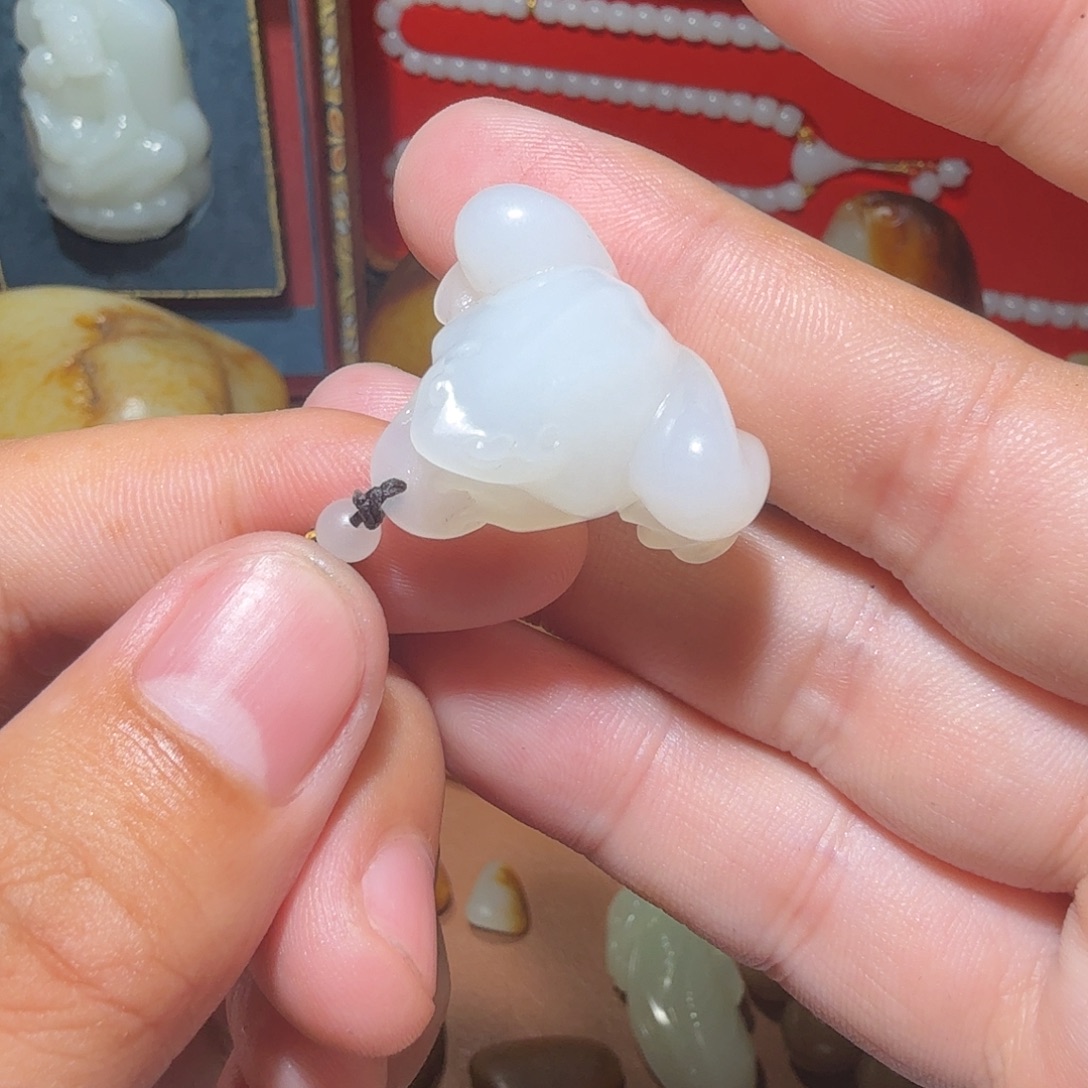 大***虎和田玉未镶嵌颈饰