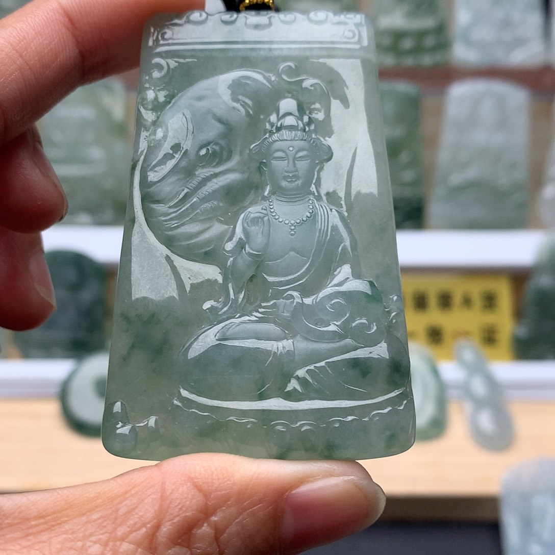 余***知翡翠未镶嵌颈饰普贤