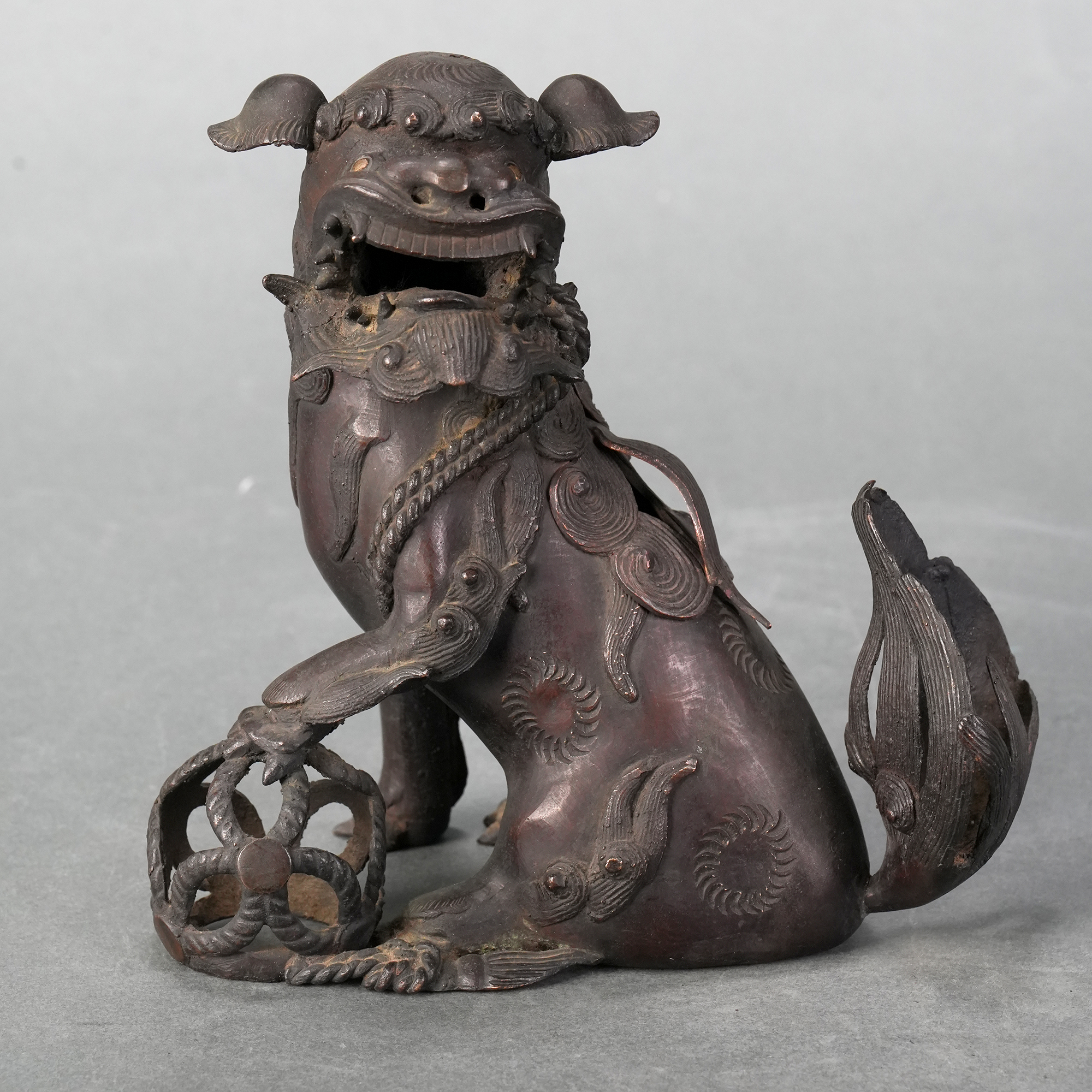 LOT 012508 18世纪 铜狮戏球熏炉【古董拍卖】