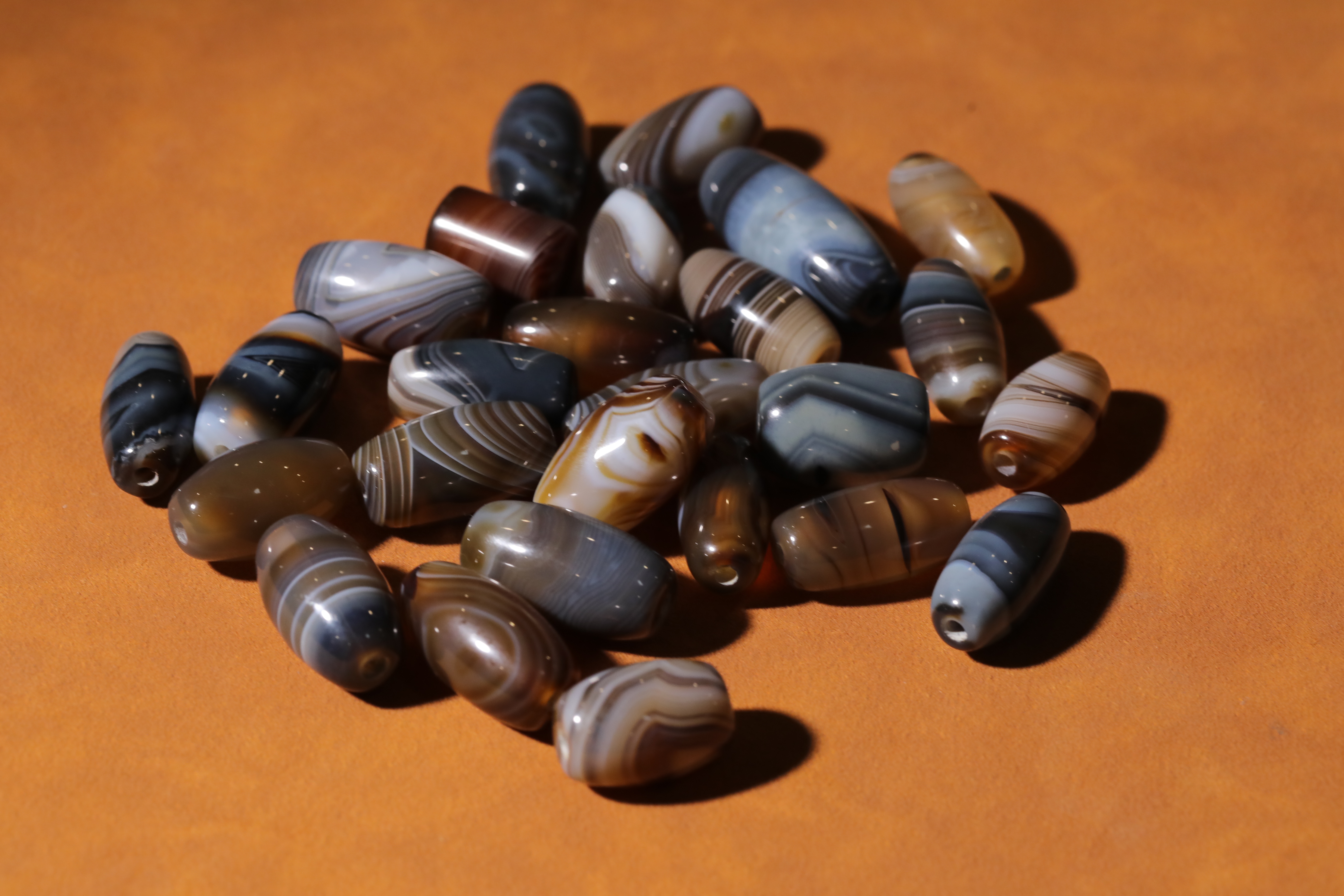 缠丝玛瑙珠（多样性发货，发其一）约12*17mm约5-8g 11251206-03