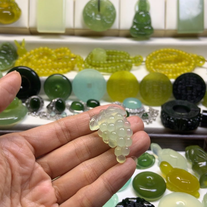 蛇纹石玉未镶嵌颈饰