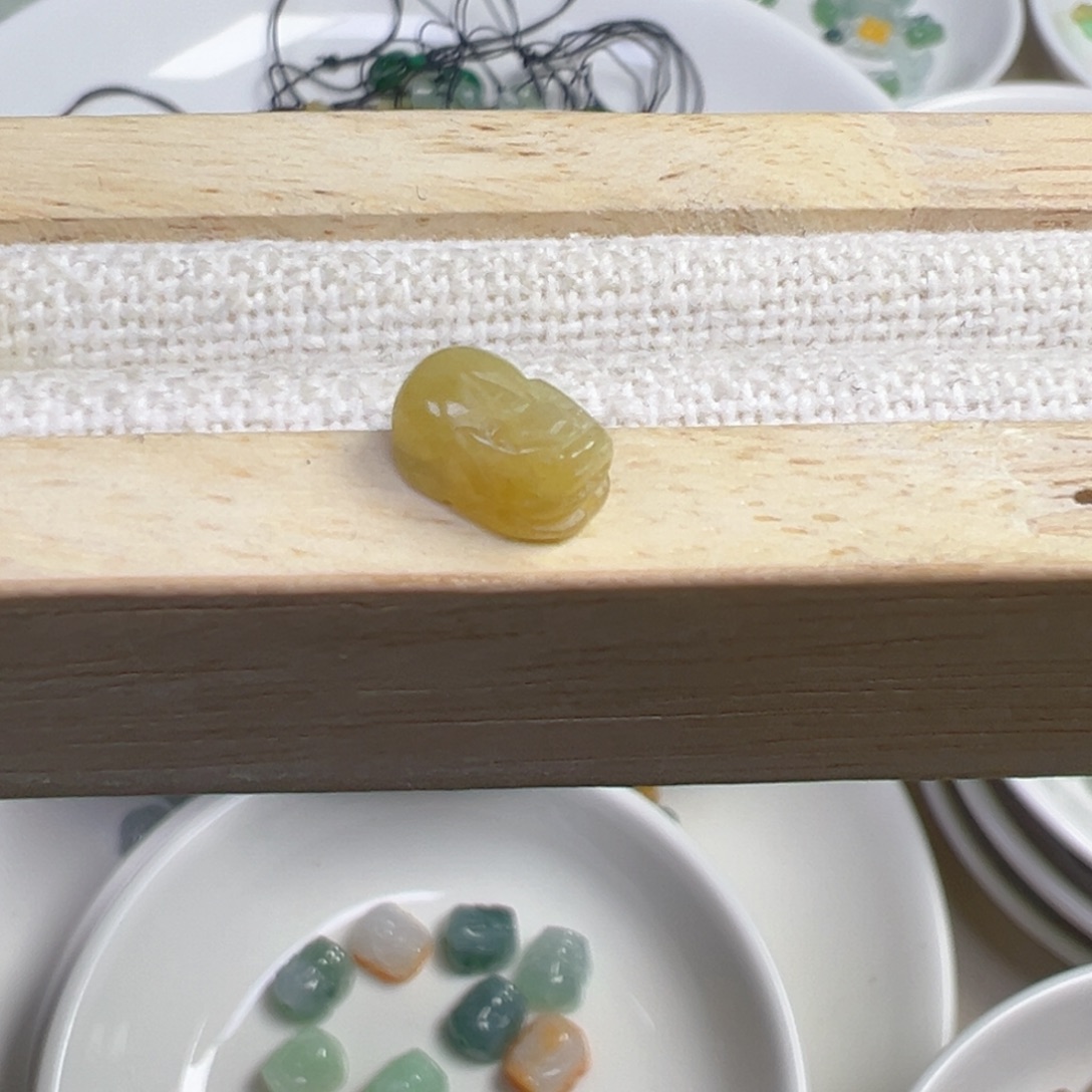 远***…翡翠散珠黄翡貔貅一个 打通孔不退不换