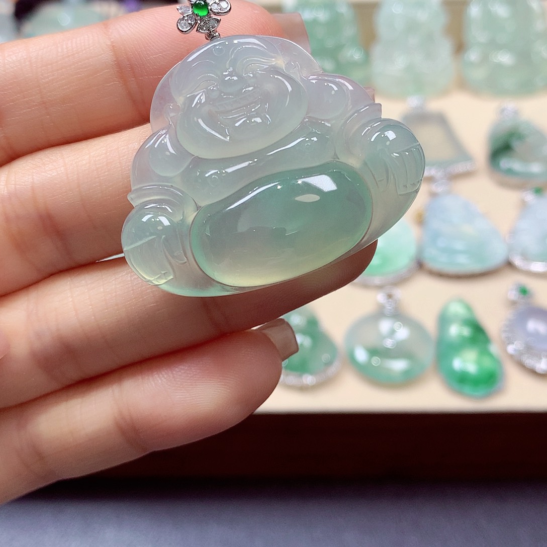 翡翠18K金镶嵌颈饰远*翡翠