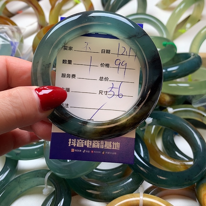 不***妹蛇纹石玉未镶嵌手镯