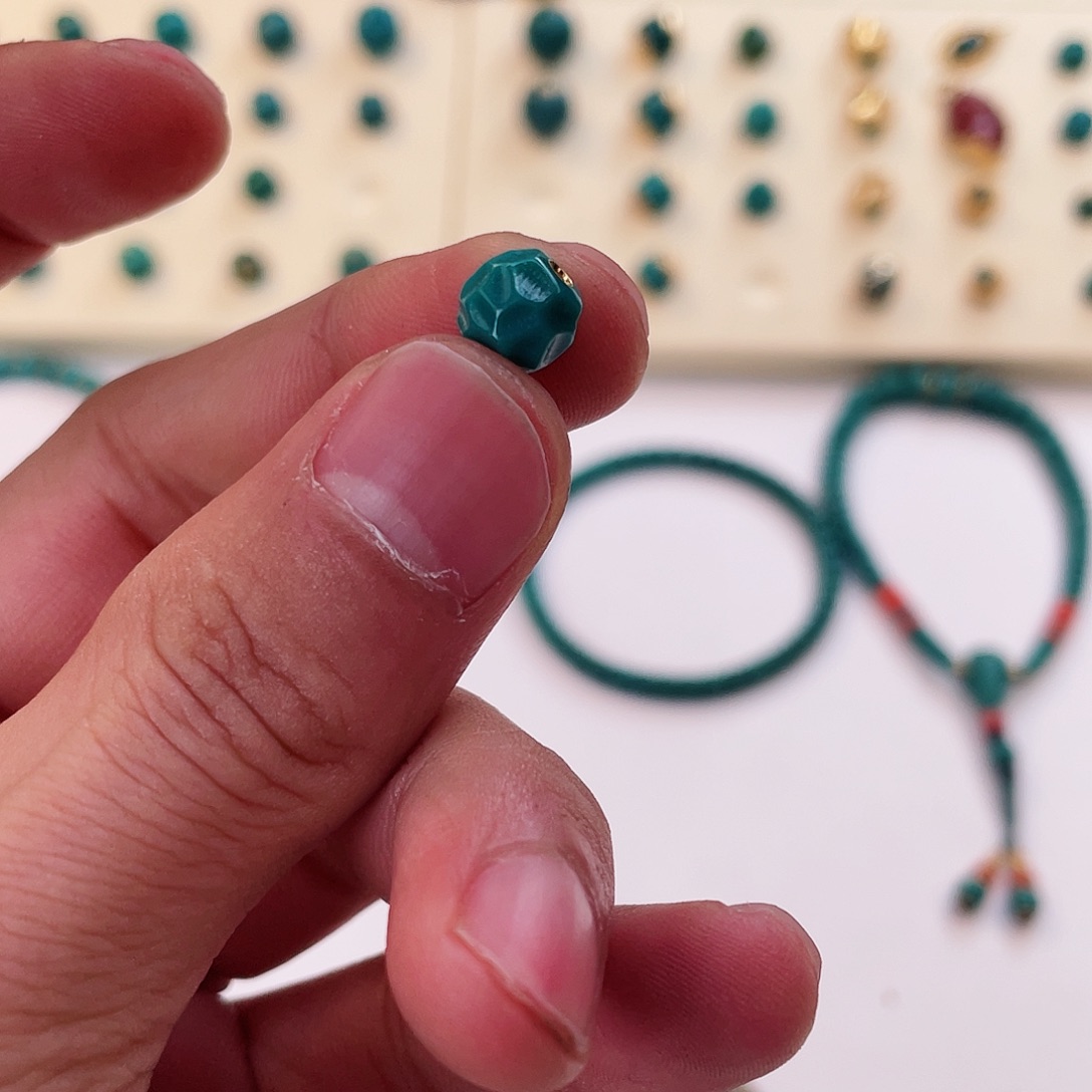 绿松石颈饰未镶嵌