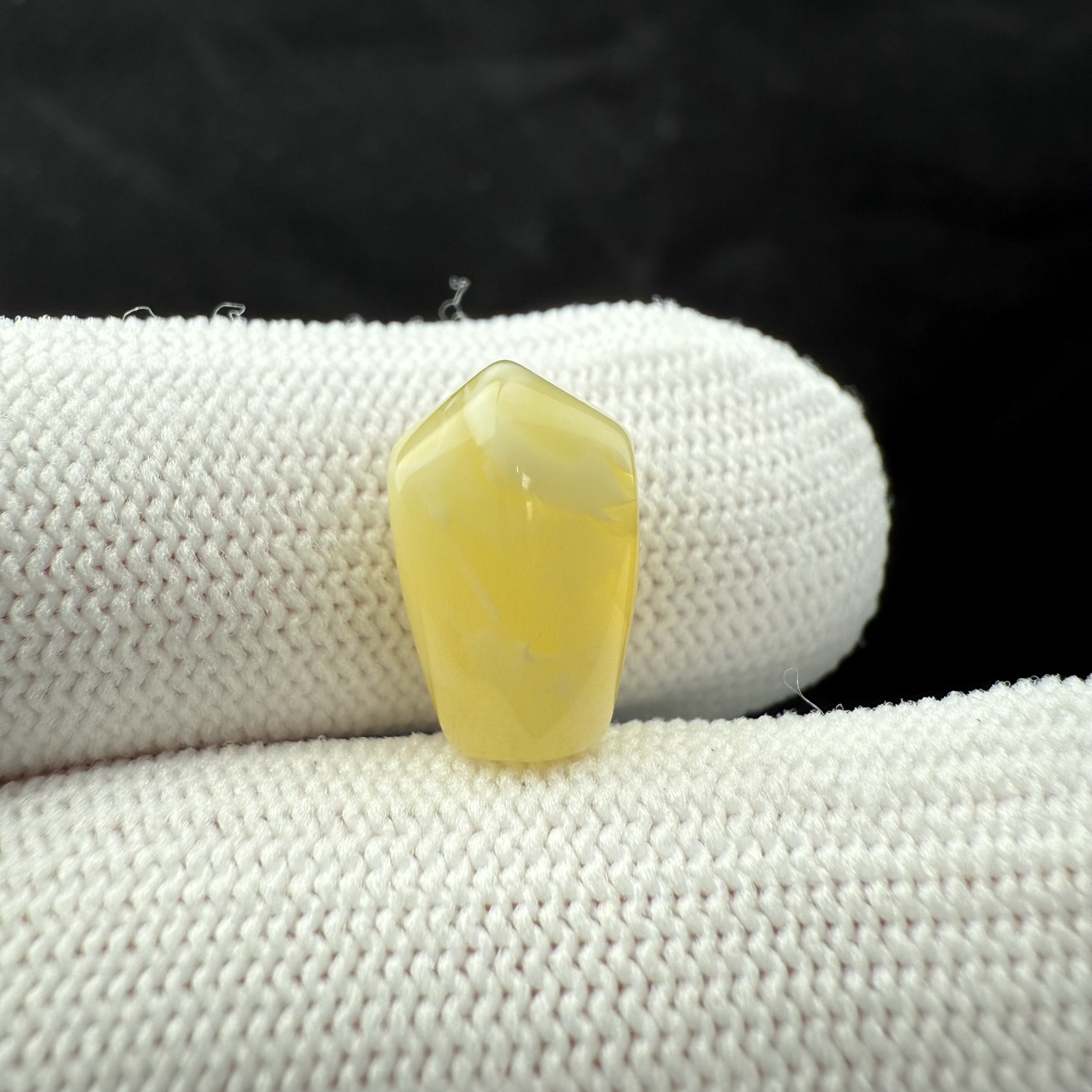 Z2632天然原矿俄料蜜蜡 鲨鱼背三通8.4*13.5 mm一物一图假一罚十