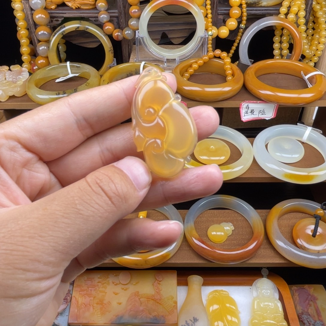 石英质玉（黄龙玉）未镶嵌颈饰