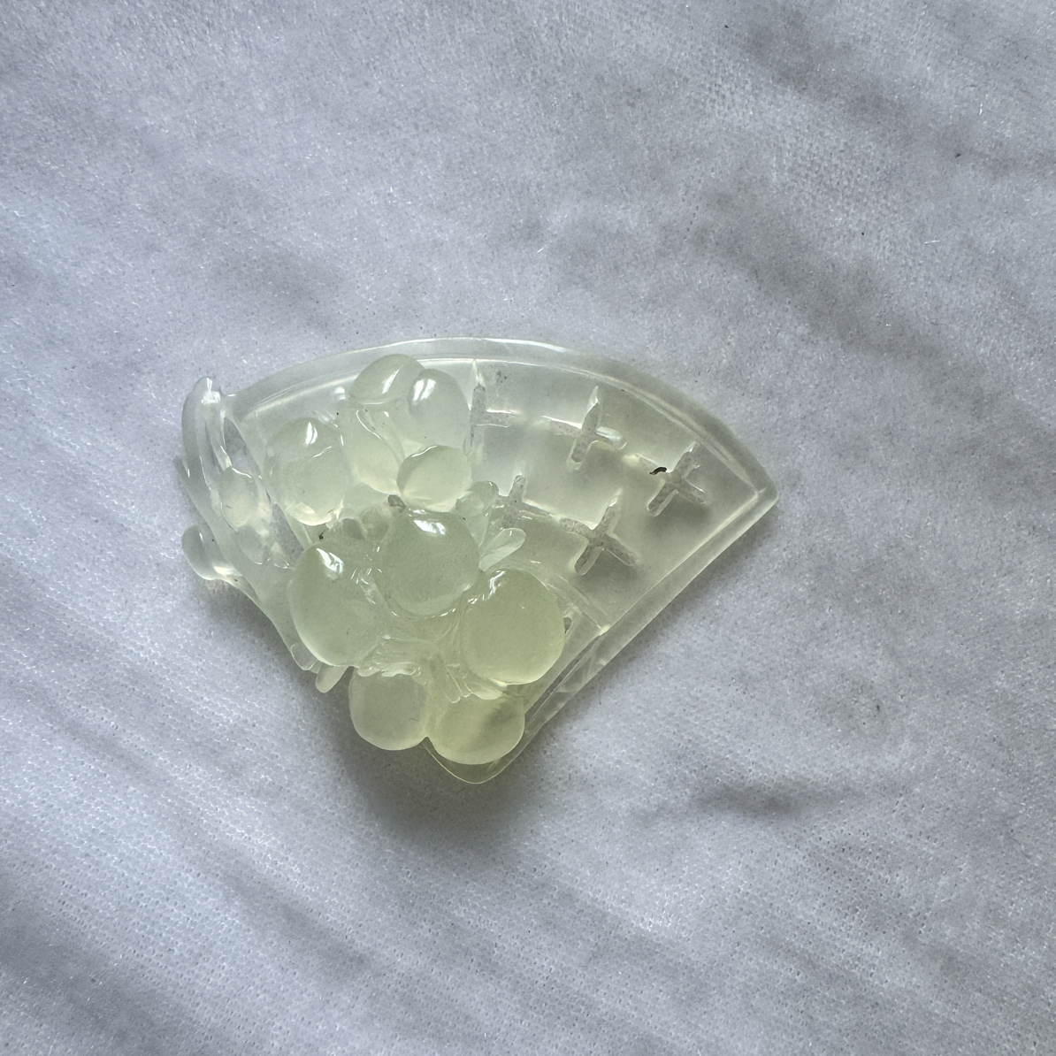 纯天然蛇纹石玉扇子挂件