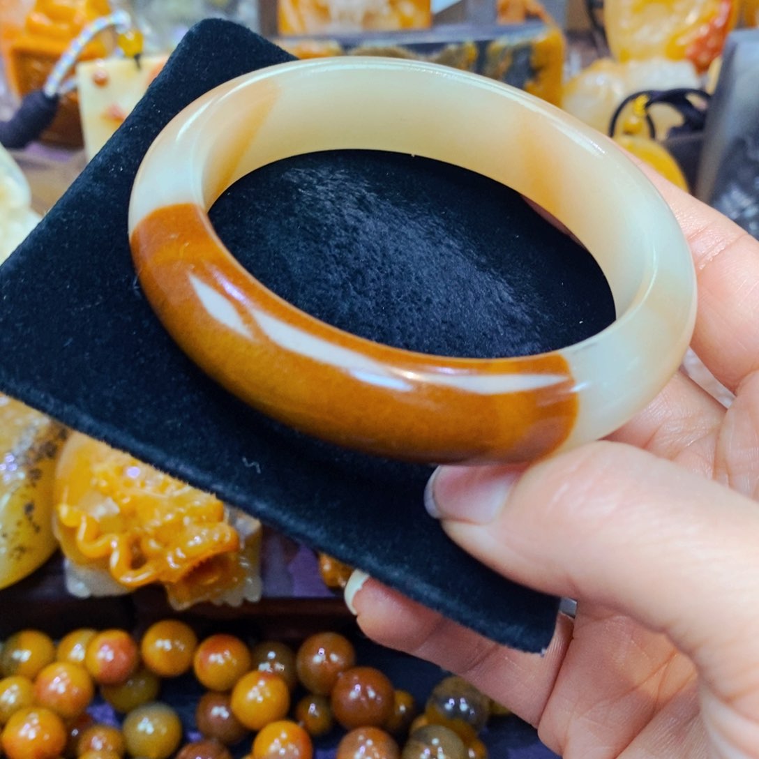 未镶嵌石英质玉（黄龙玉）颈饰