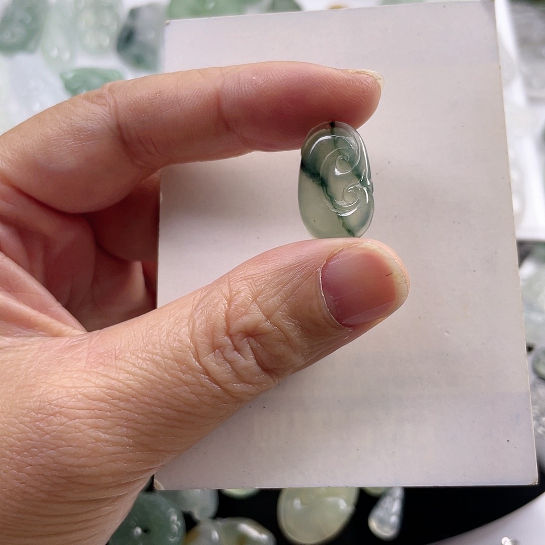 翡翠颈饰未镶嵌如意