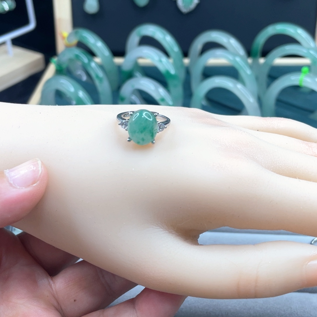 团***子银S925镶嵌石英质玉戒指