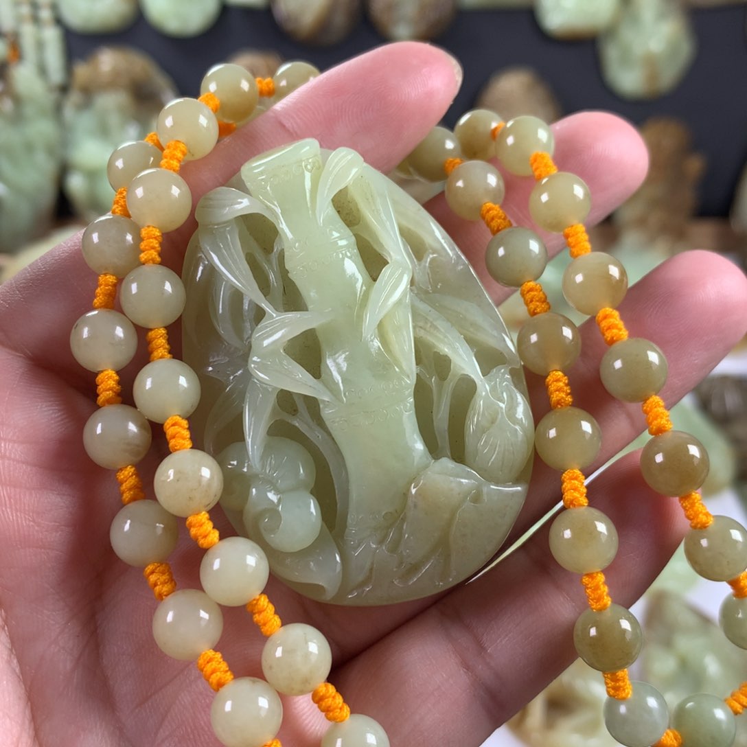 和田玉颈饰未镶嵌明****》